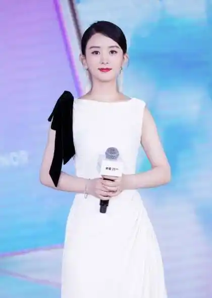 时隔一年多,赵丽颖首次公开现身,产后复出的身材惊艳网友!