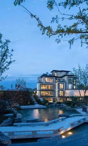 龙湖·湖山原著 vs 中铁国际生态城·白晶谷·逸景湾哪个好?