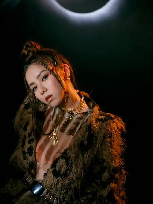 本名邓诗颖,1991年8月16日出生于上海市,中国香港流行乐女歌手,词曲