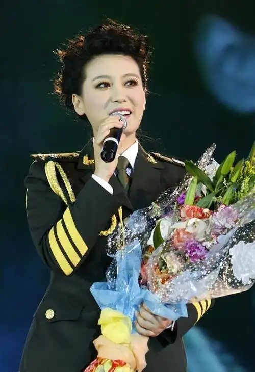 1977年9月,谭晶诞生于山西省侯马市一个普通的工人家庭.