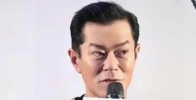 52岁古天乐这一瞄,将动脸男星的"不体面",展现得一览无遗