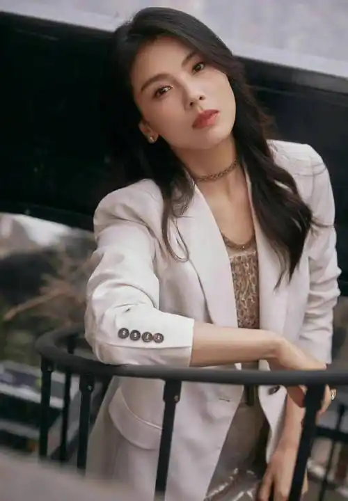 44岁刘涛用美貌在米兰打响名堂!