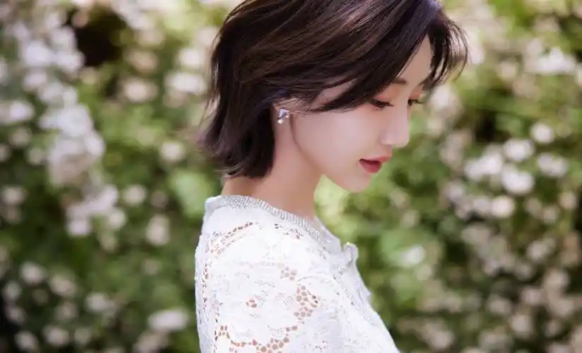 毛晓彤白色时尚镂空裙造型_图片_短发_裙子