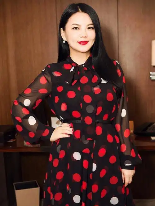 李湘不愧是"人间水蜜桃"!发福之后更显富态,竟然有点羡慕了