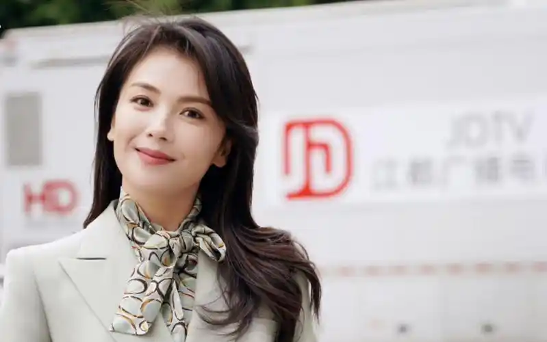 刘涛太有央视范了 都来看主持人何欢央里央气 大气温柔又不失力量