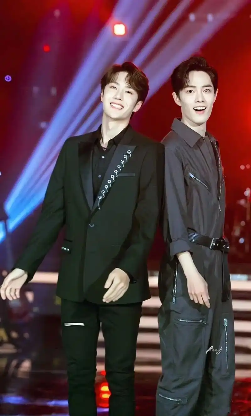 肖战王一博壁纸."我走向你时,暮色千里皆是我的回礼,我望向你 - 抖音