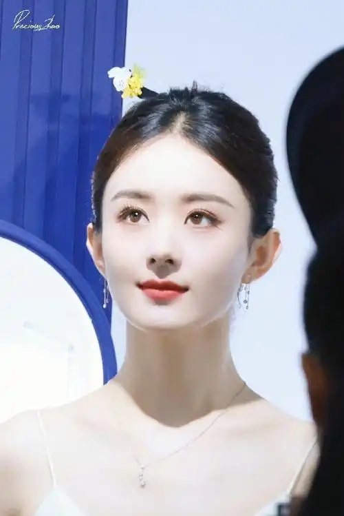 赵丽颖天津活动最新饭拍图,白色吊带亮片长裙 簪发造型,笑起来好稳後