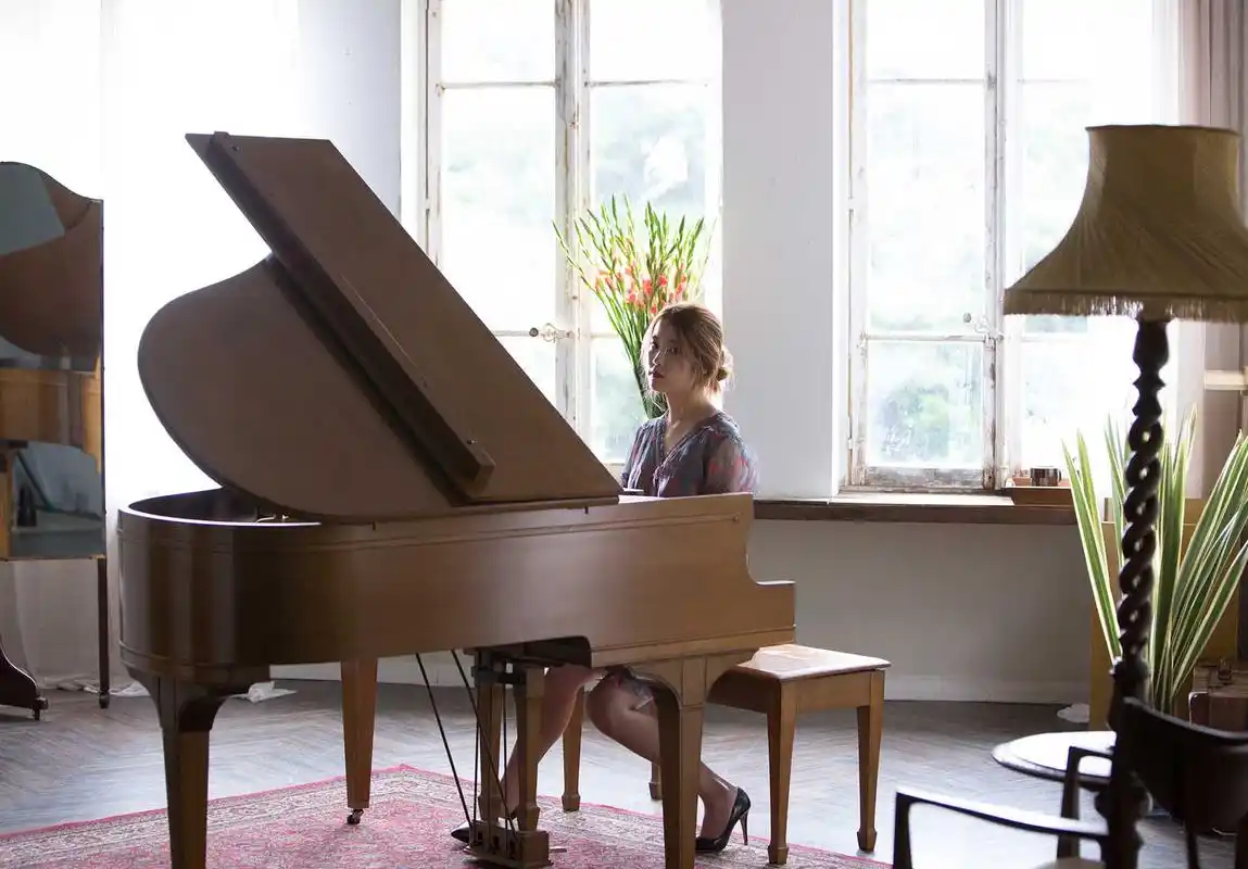 弹钢琴的女生