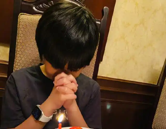 分享至好友和朋友圈   林志颖晒11岁儿子庆生照,低头许愿仍不露正脸