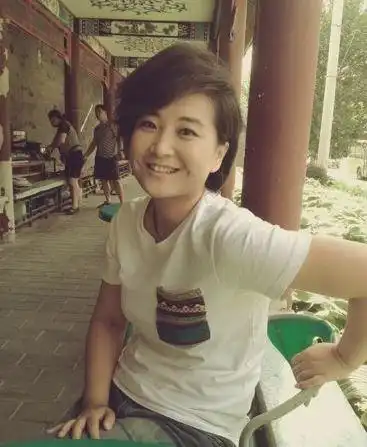 > 贾玲可爱酒窝美图(8/11)