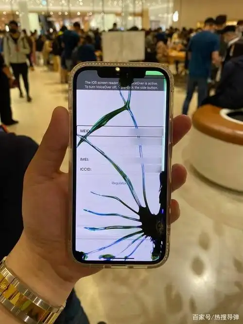 苹果新iphone12昨日(23日)才于台湾开售,就有买家的屏幕破出大裂痕