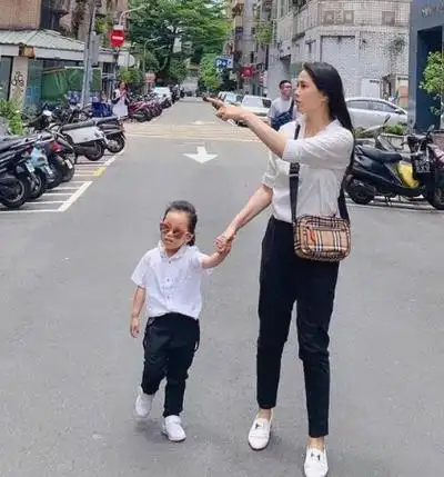 伊能静带女儿出游,7岁米粒晒黑不少,穿粉裙做美甲引热议