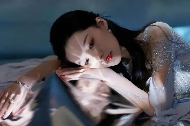 如梦似幻,波光粼粼,好像来自深海的公主,每一帧都唯美动人#李沁盛典