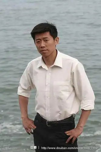 夏雨在《我们的八十年代》里的剧照.他像极了一个人.