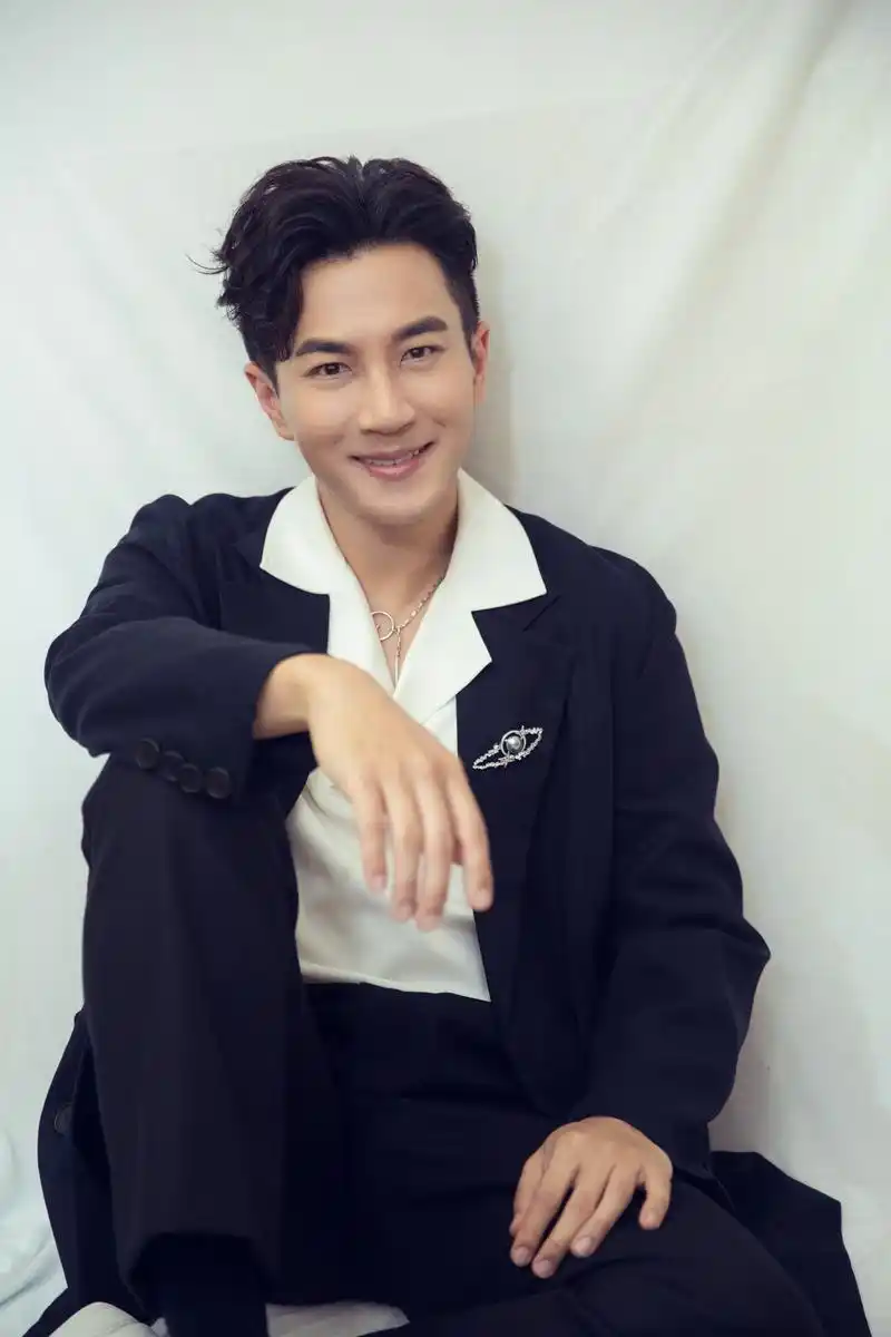 刘恺威  刘恺威跨界歌王 本周是随性儒雅的黑白配,用温柔的眼神和暖