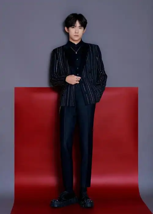 刘大锤说易烊千玺身高175#易烊千玺全身照合集身姿优越挺拔!