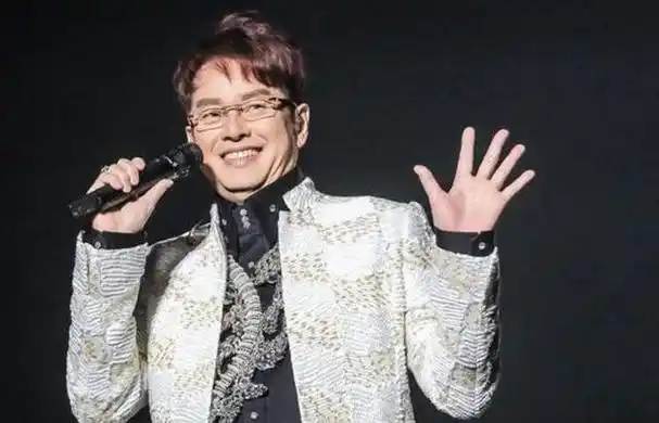 已经74岁的"渣男始祖"谭咏麟,总算为自己的"风流"付出代价