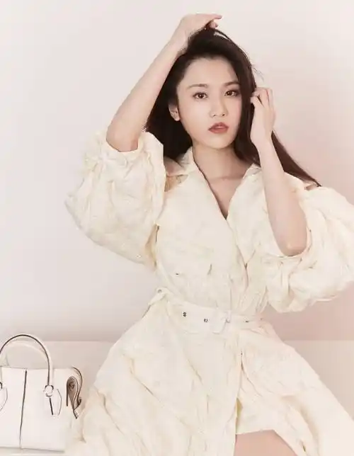 原创张慧雯才26岁穿刺绣米白色开叉裙配休闲鞋霸气十足似女王