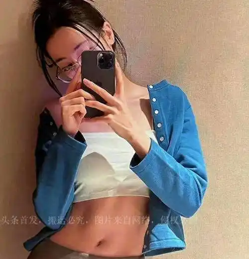 迪丽热巴被曝未婚先孕,穿露脐装辟谣,网友:劈个叉_明星_私生活_照片