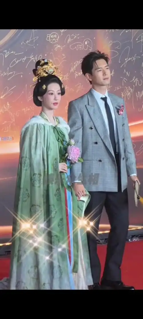 李现杨紫走走红毯牵手啦!这段好甜!