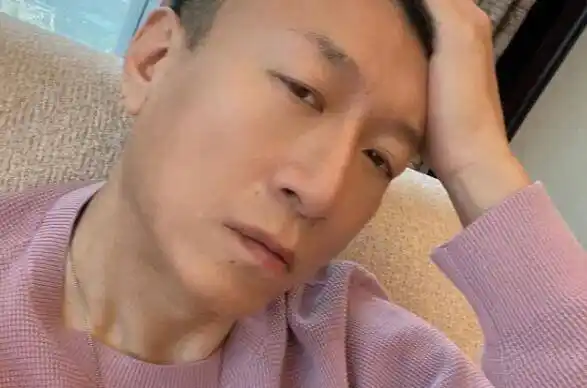 孙红雷微博为女儿庆生,只晒小宝贝一张照片,自恋夸自己很帅_雷哥_网友