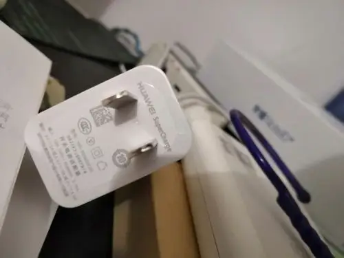 我同事的p20充电器是,华为技术有限公司制造.