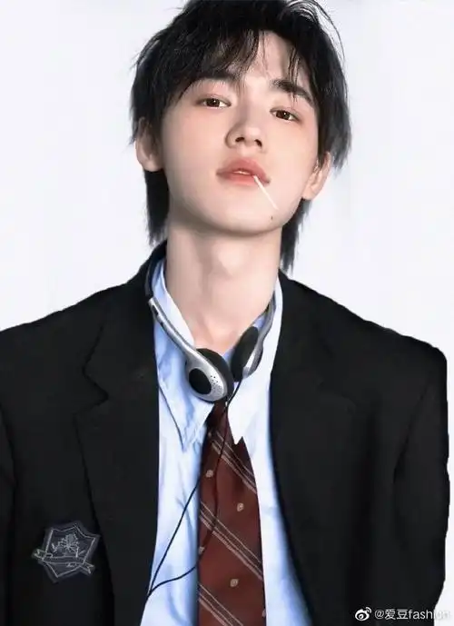 宋亚轩美式证件照