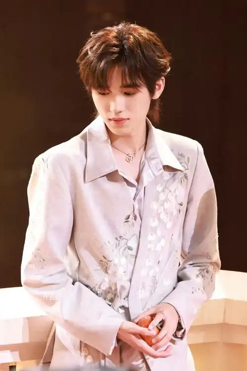 上一整个礼拜班的班味都被宋亚轩治好了0599我谢谢0599  #gq