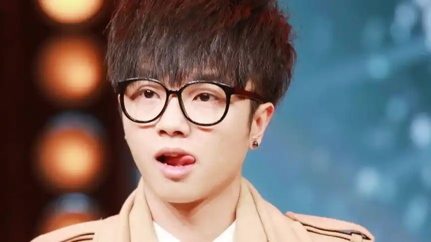 当华晨宇戴上眼镜后,网友:逆袭啊!