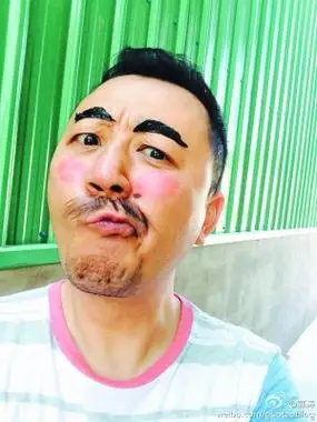 郭涛晒红脸蛋搞怪照 用海苔做粗眉贴脸上(图)