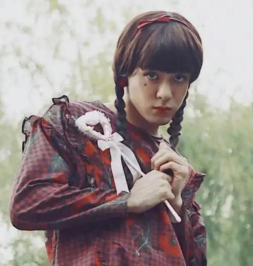 曾舜晞假扮女装撞脸热巴如此娇羞怕是与朱碧石有的一拼