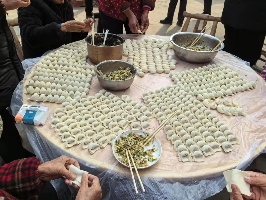 78 新人吃饺子09.爱的味道,我们相约饺子香. 饺子一包包, - 抖音