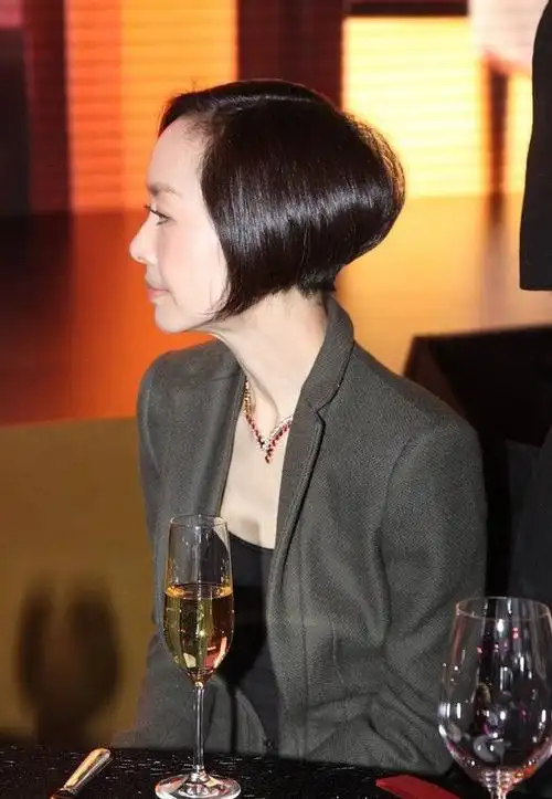 鲁豫的身材真是太瘦了穿上小号的西装也没撑起来感觉挺轻薄的