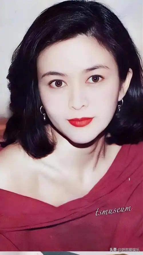 年轻时的关之琳五官精致妩媚多姿不愧是香港第一美女