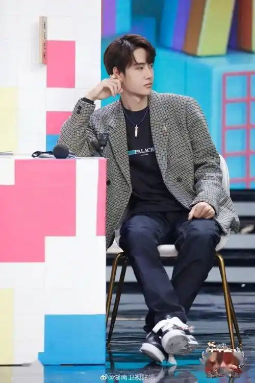 王一博穿权志龙联名鞋上节目