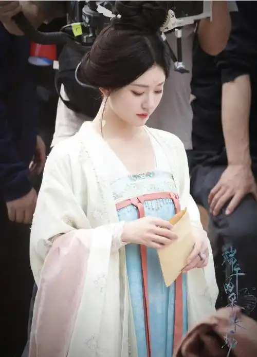 赵露思《珠帘玉幕》路透:扮演唐朝美人,紫色花钿妆「美到爆」_造型