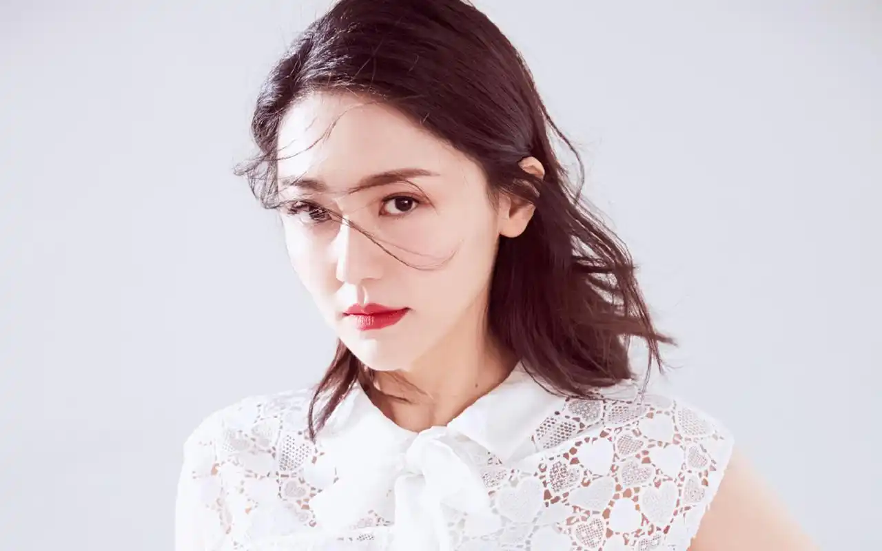 黄梦莹优雅迷人写真图片电脑壁纸