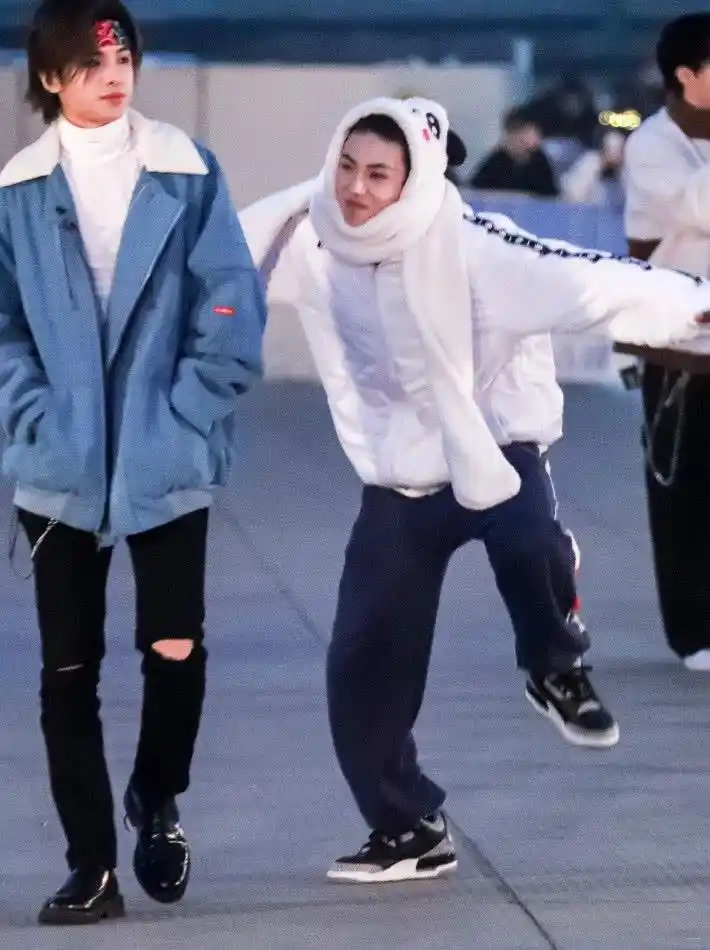 小鬼看到粉丝好激动,抱着黄明昊走路像"猩猩",鞋带都吓掉了!