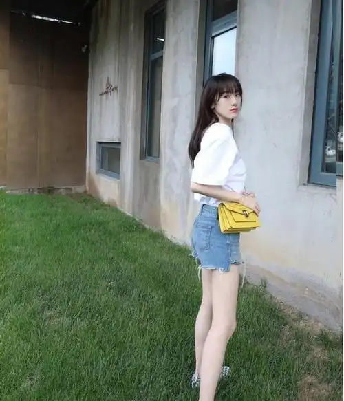 "兔子嘴"的牛仔短裤搭配超短上衣,袁冰妍秒变呆萌少女!