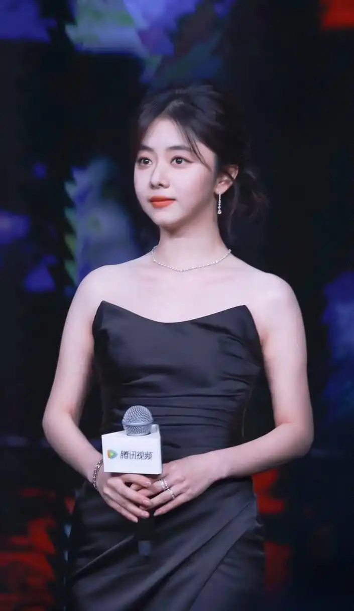 谭松韵直言没有直角肩,照片中直角肩是角度问题,真是个坦率的女孩.