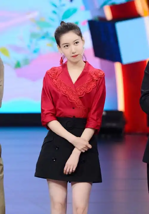 高露中年翻红穿得却越来越少女,格子衫超短裤,秀美腿活力无限