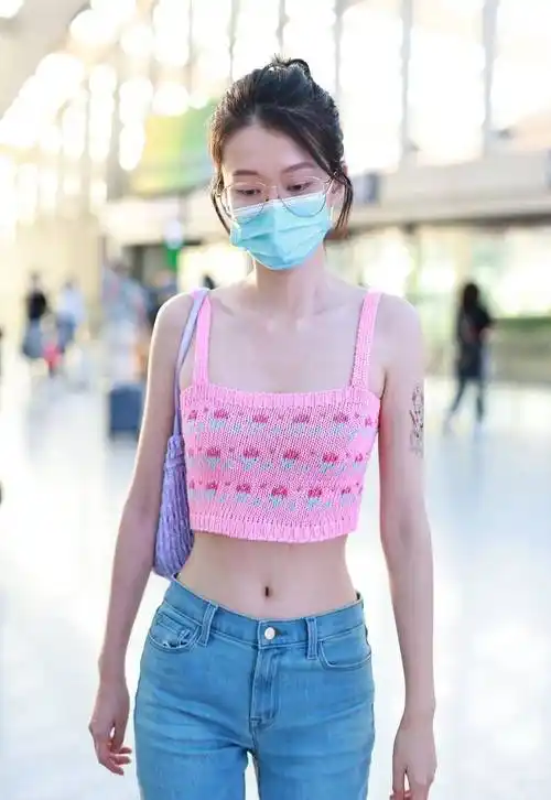 乔欣机场秀身材,粉色针织小吊带配高腰牛仔裤,细腰长腿清新时尚_视觉