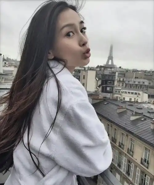 搞怪嘟嘴表情可爱无比杨颖怎么这么好看啊,不管做什么表情都超级美腻