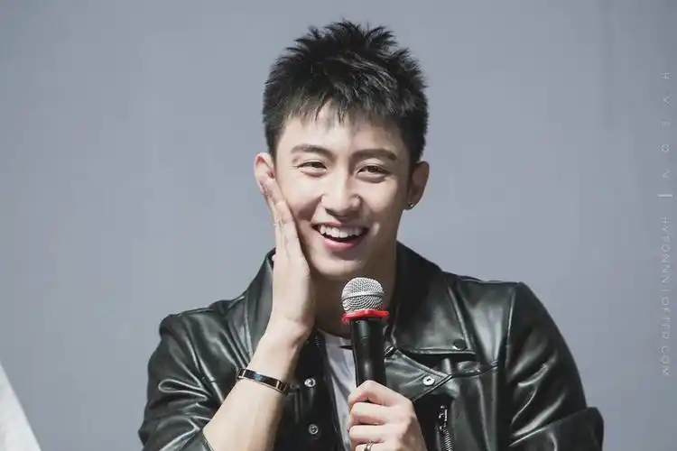 黄景瑜 把春风留在雨里把春光埋在海底把回忆藏在冰箱里把过去装进