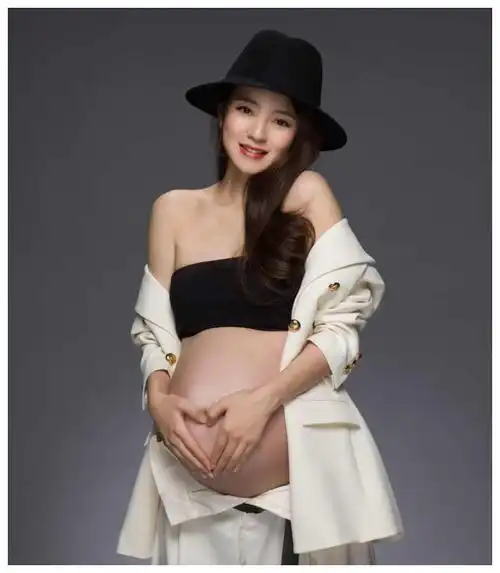 40岁安以轩晒素颜照,还在坐月子就已恢复孕前状态,太惊艳了吧