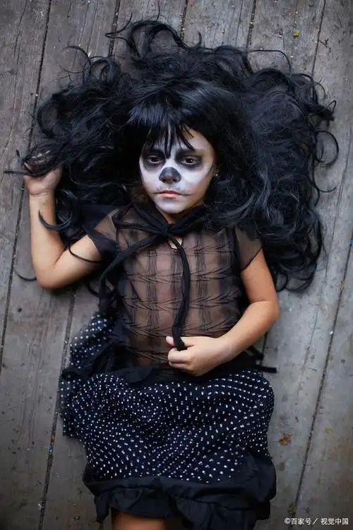 鬼娃娃并不是什么可怕的妖怪,而是一个身穿红肚兜,头戴小帽,长相可爱