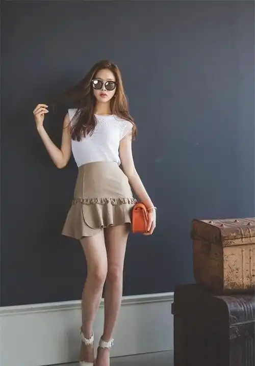紧致小巧的短裙搭配黑丝, 时尚更有春味