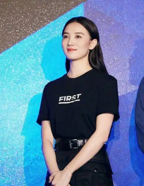 宋佳气场太强了,一袭干练西装亮相某活动,粉丝直呼最美小花!