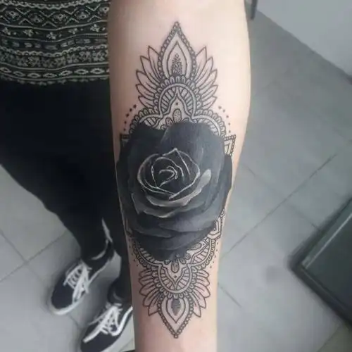 利小姐小臂黑灰写实玫瑰梵花纹身图案