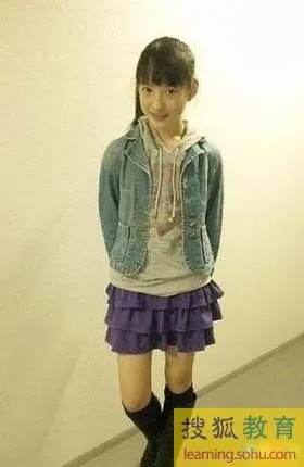 日本小学女生如此早熟性感装扮hold不住组图